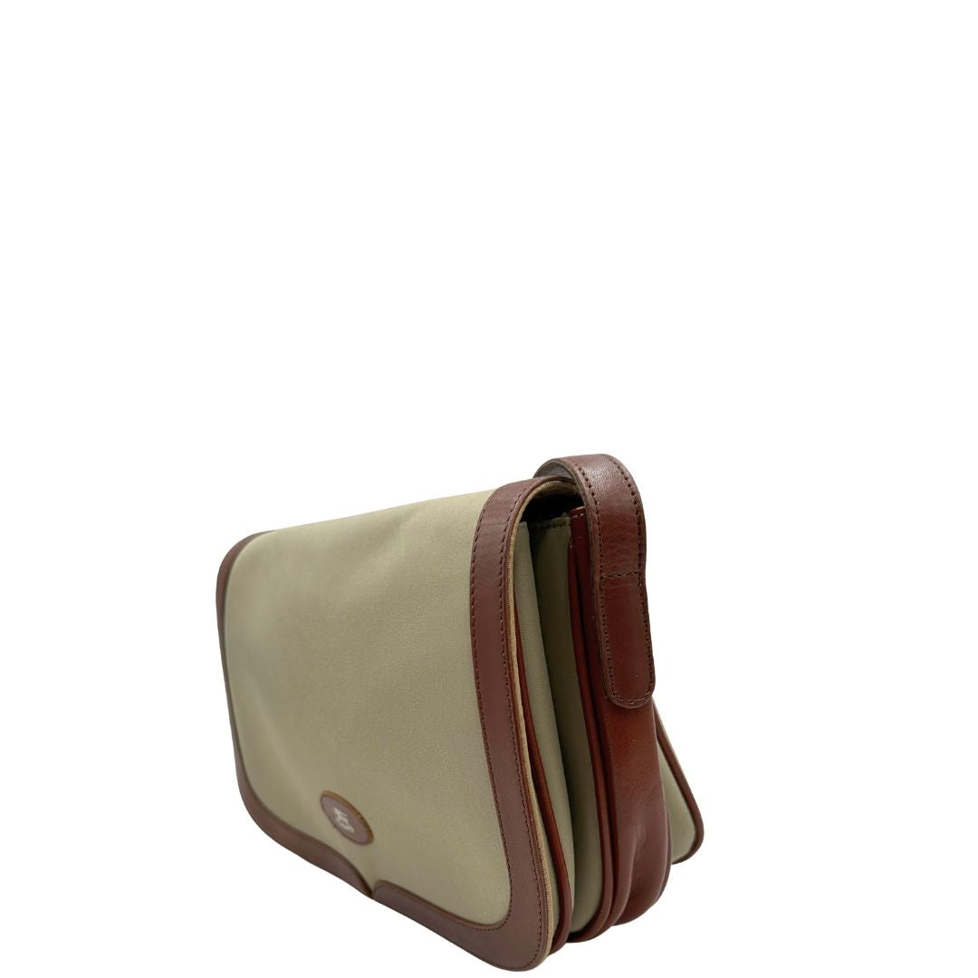 lato Borsa Burberry in tessuto con finiture color cognac e parti metalliche dorate; munita di una tracolla regolabile, di lusso, originale, ottime condizioni. 