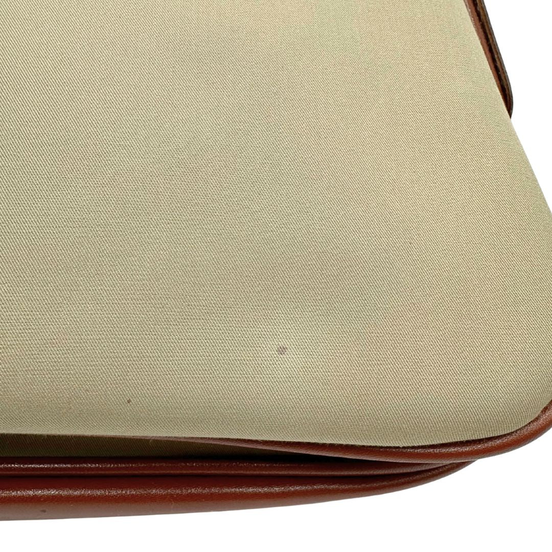 angolo Borsa Burberry in tessuto con finiture color cognac e parti metalliche dorate; munita di una tracolla regolabile, di lusso, originale, ottime condizioni. 