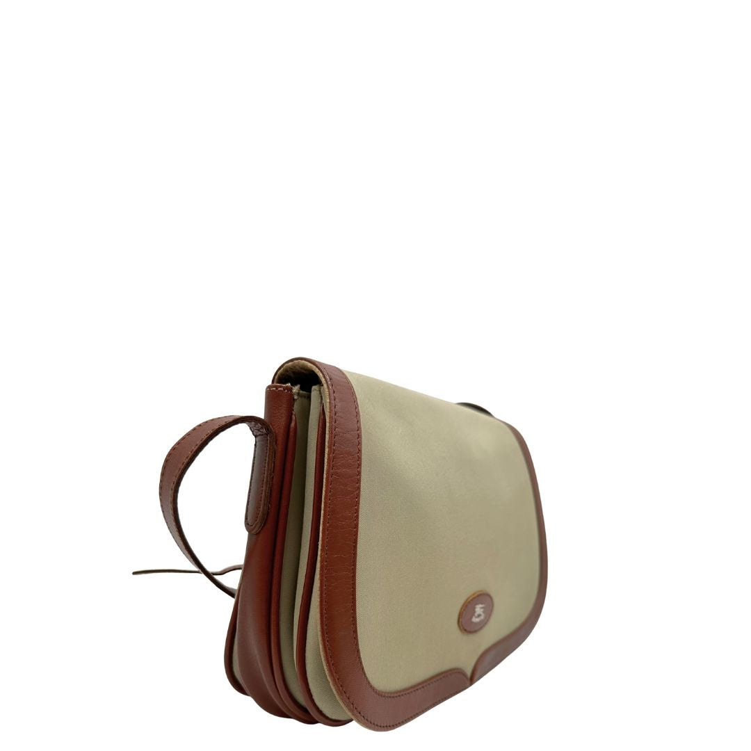 lato Borsa Burberry in tessuto con finiture color cognac e parti metalliche dorate; munita di una tracolla regolabile, di lusso, originale, ottime condizioni.