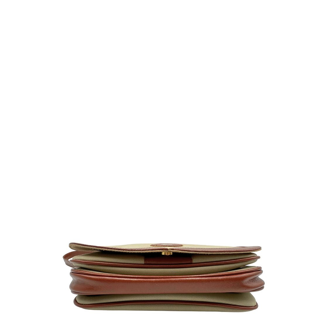 base Borsa Burberry in tessuto con finiture color cognac e parti metalliche dorate; munita di una tracolla regolabile, di lusso, originale, ottime condizioni.