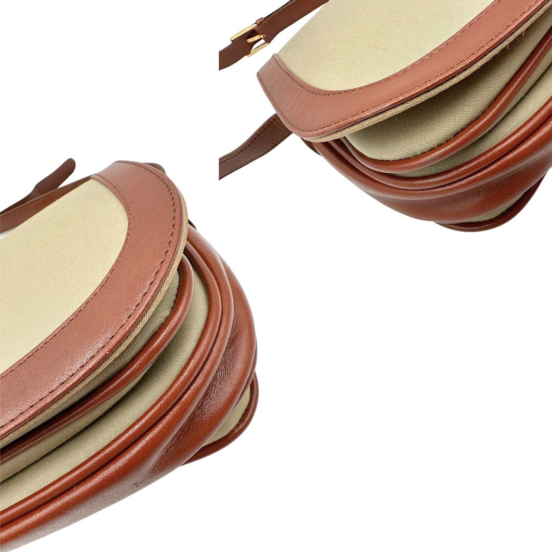 angoli Borsa Burberry in tessuto con finiture color cognac e parti metalliche dorate; munita di una tracolla regolabile, di lusso, originale, ottime condizioni. 