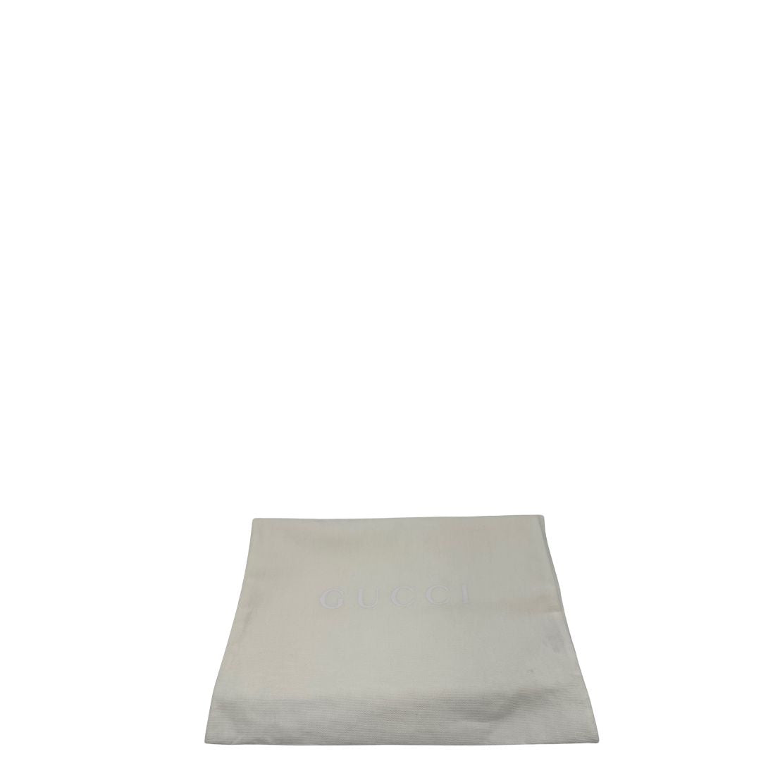 dustbag Borsa Gucci in canvas GG beige con finiture in pelle marroni e parti metalliche dorate, impreziosita da una striscia Web verde e rossa e logo GG sul front; munita di una tracolla in catena. Completa di dustbag, di lusso, originale, ottime condizioni, usata. 