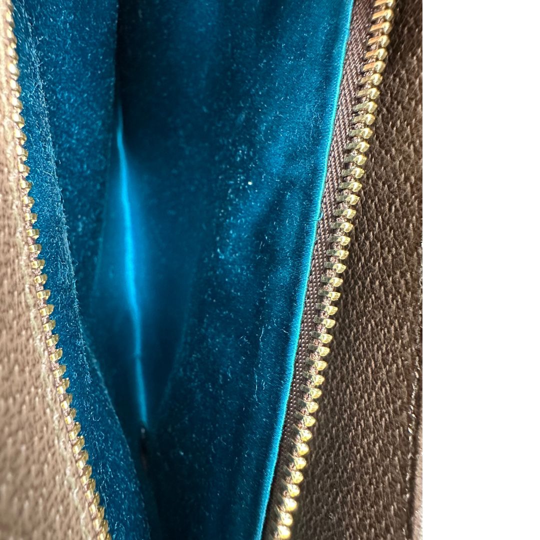 interno Borsa Gucci in canvas GG beige con finiture in pelle marroni e parti metalliche dorate, impreziosita da una striscia Web verde e rossa e logo GG sul front; munita di una tracolla in catena. Completa di dustbag, di lusso, originale, ottime condizioni, usata. 