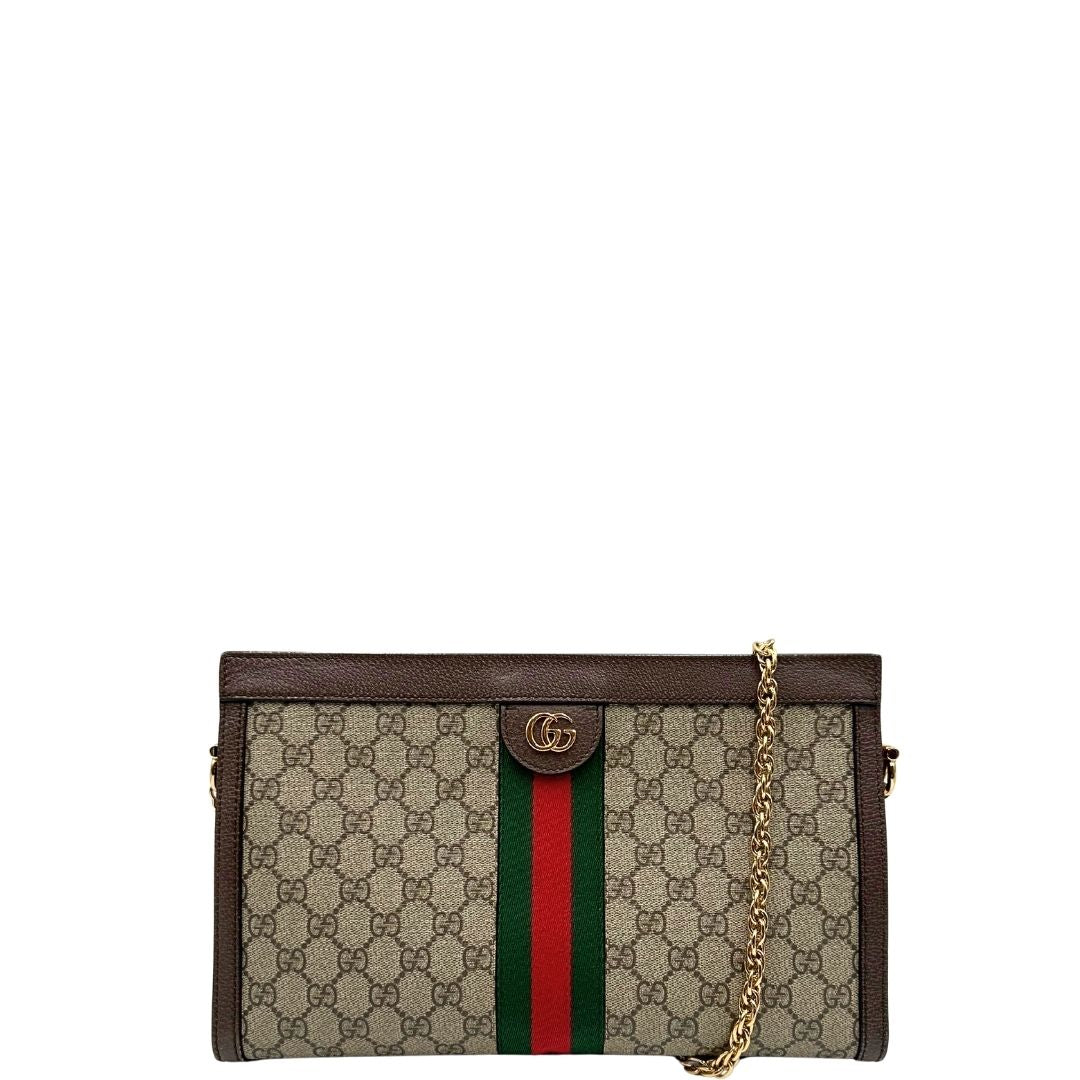 front Borsa Gucci in canvas GG beige con finiture in pelle marroni e parti metalliche dorate, impreziosita da una striscia Web verde e rossa e logo GG sul front; munita di una tracolla in catena . Completa di dustbag, di lusso, originale, ottime condizioni, usata. 