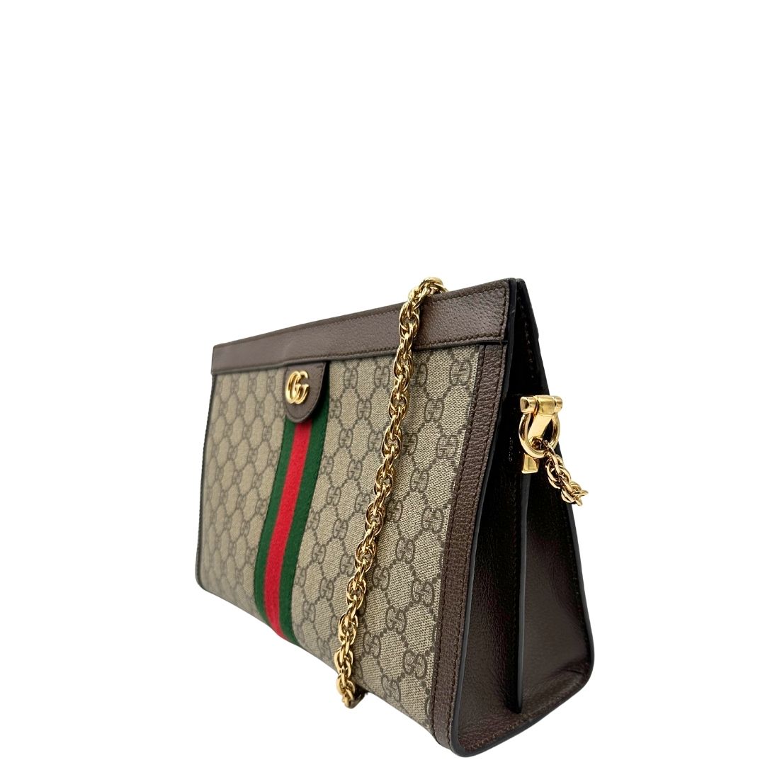 lato Borsa Gucci in canvas GG beige con finiture in pelle marroni e parti metalliche dorate, impreziosita da una striscia Web verde e rossa e logo GG sul front; munita di una tracolla in catena. Completa di dustbag, di lusso, originale, ottime condizioni, usata.