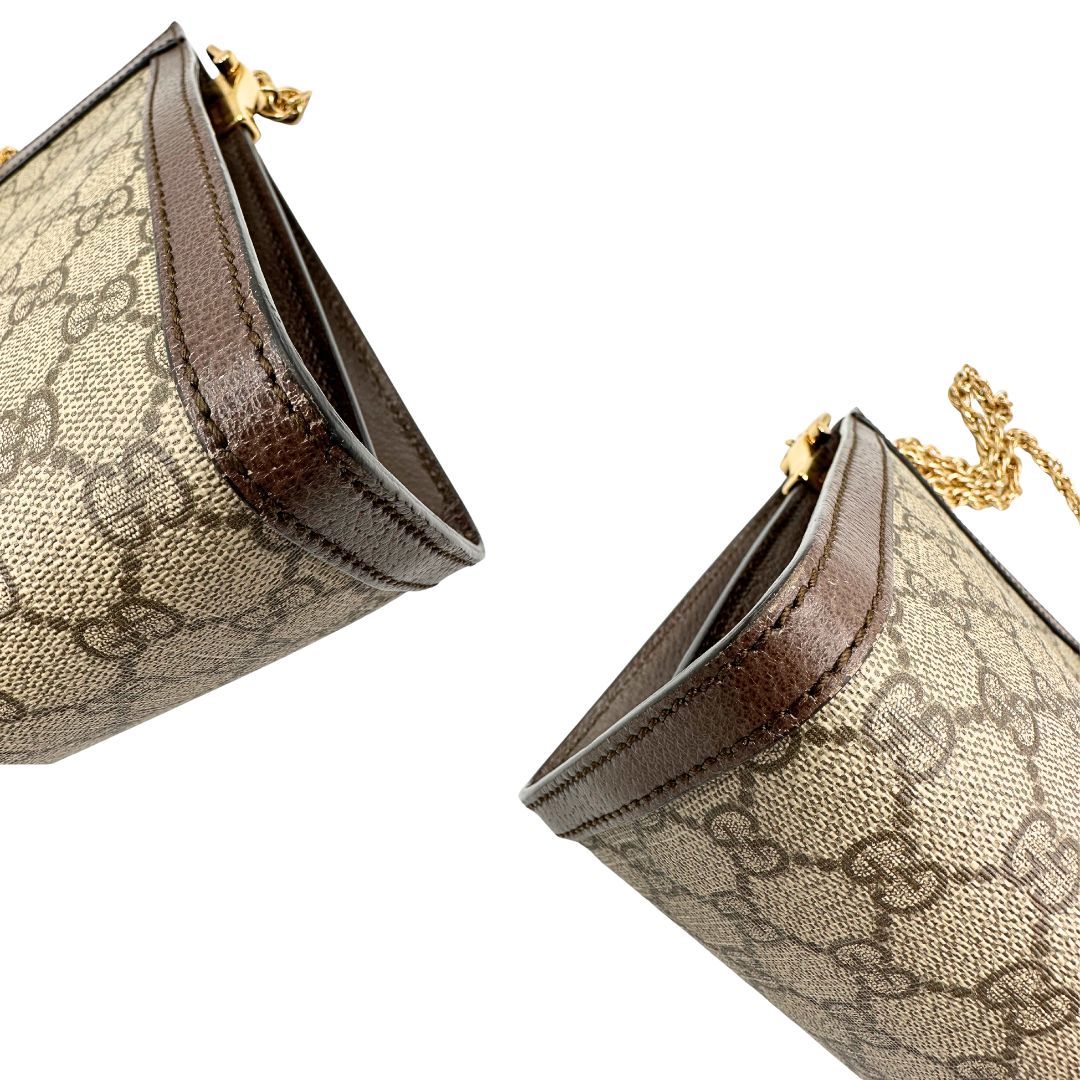 angoli Borsa Gucci in canvas GG beige con finiture in pelle marroni e parti metalliche dorate, impreziosita da una striscia Web verde e rossa e logo GG sul front; munita di una tracolla in catena. Completa di dustbag, di lusso, originale, ottime condizioni, usata.