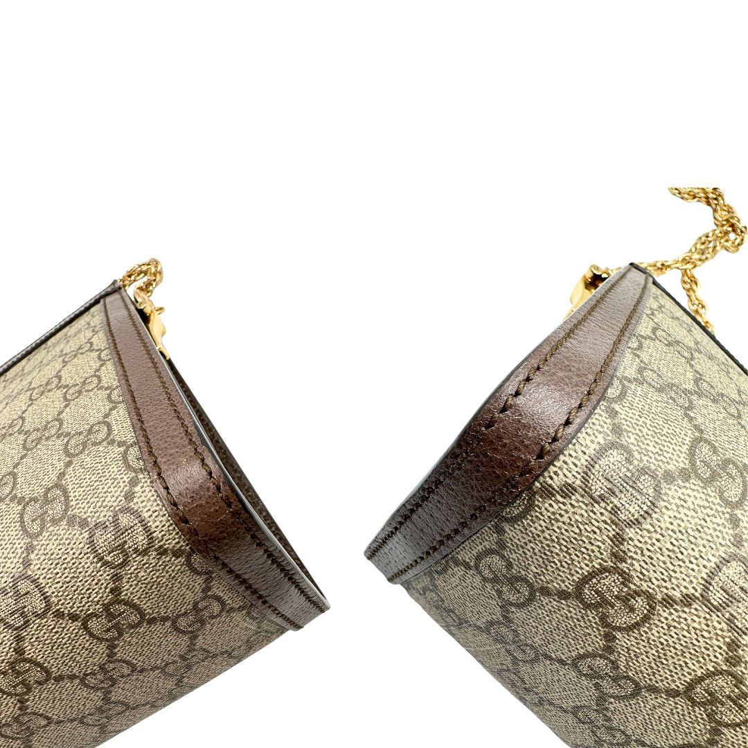 angoli Borsa Gucci in canvas GG beige con finiture in pelle marroni e parti metalliche dorate, impreziosita da una striscia Web verde e rossa e logo GG sul front; munita di una tracolla in catena. Completa di dustbag, di lusso, originale, ottime condizioni, usata. 