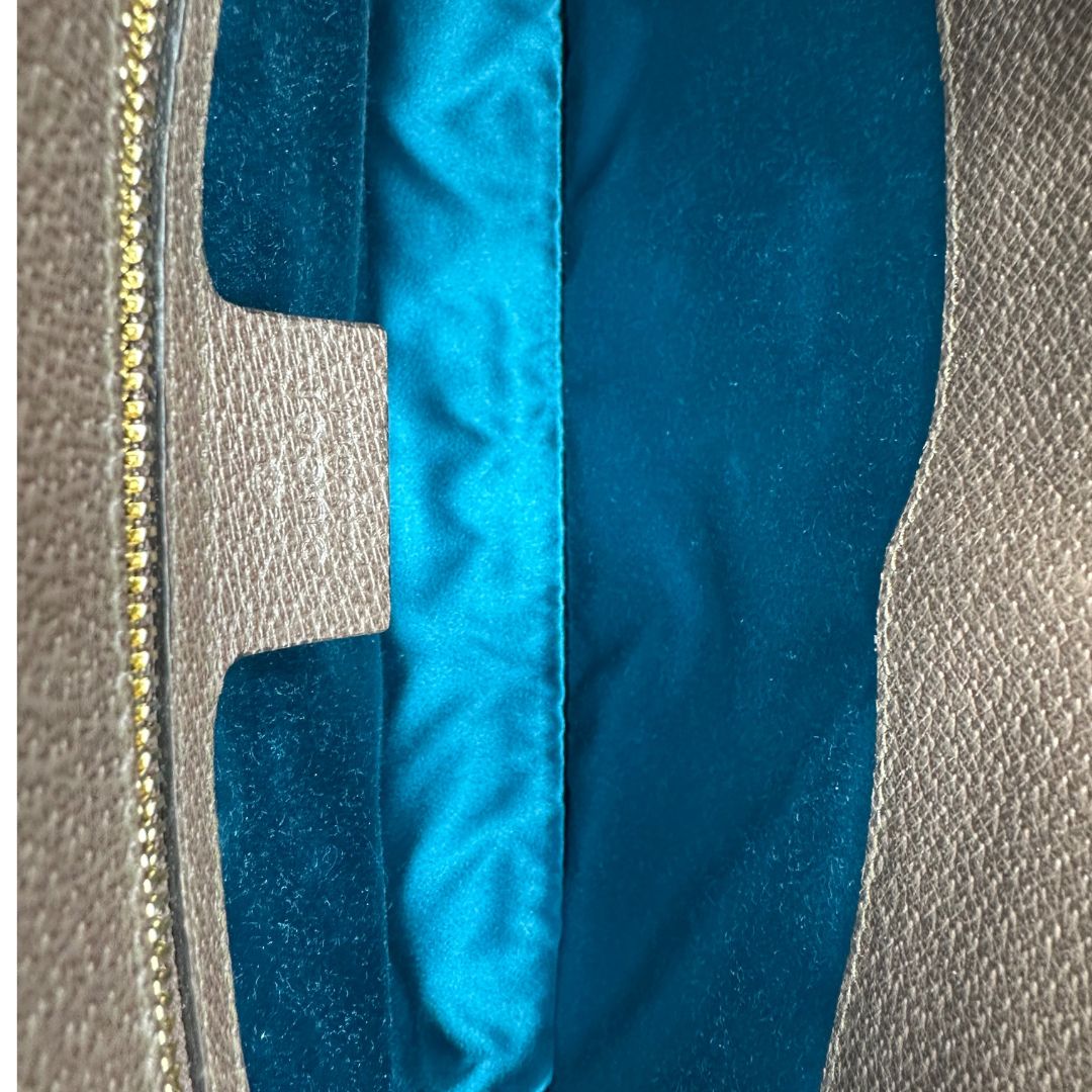 interno Borsa Gucci in canvas GG beige con finiture in pelle marroni e parti metalliche dorate, impreziosita da una striscia Web verde e rossa e logo GG sul front; munita di una tracolla in catena. Completa di dustbag, di lusso, originale, ottime condizioni, usata. 