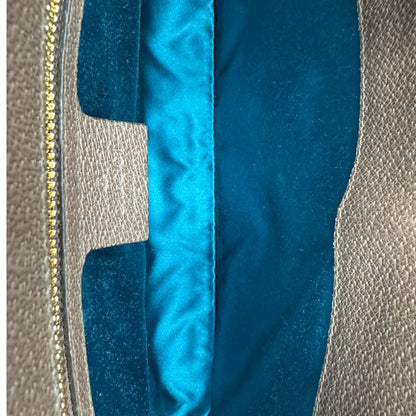 interno Borsa Gucci in canvas GG beige con finiture in pelle marroni e parti metalliche dorate, impreziosita da una striscia Web verde e rossa e logo GG sul front; munita di una tracolla in catena. Completa di dustbag, di lusso, originale, ottime condizioni, usata. 