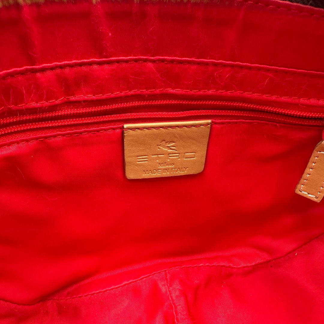 interno Borsa Etro in canvas multicolore trama Paisley con parti metalliche dorate e finiture in pelle; munita di una tracolla, di lusso, originale, ottime condizioni, usata. 