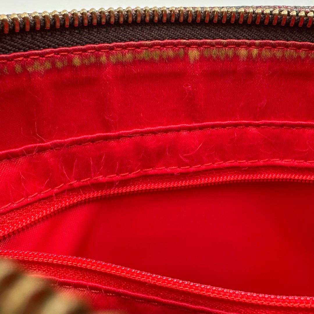 interno Borsa Etro in canvas multicolore trama Paisley con parti metalliche dorate e finiture in pelle; munita di una tracolla, di lusso, originale, ottime condizioni, usata. 