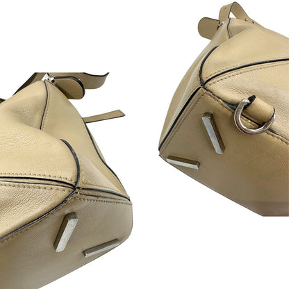 angoli  Borsa Loewe in pelle beige con parti metalliche argentate; munita di un manico singolo e una tracolla amovibile. Completa di dustbag, di lusso, originale, ottime condizioni, usata. 