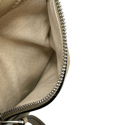 interno   Borsa Loewe in pelle beige con parti metalliche argentate; munita di un manico singolo e una tracolla amovibile. Completa di dustbag, di lusso, originale, ottime condizioni, usata.