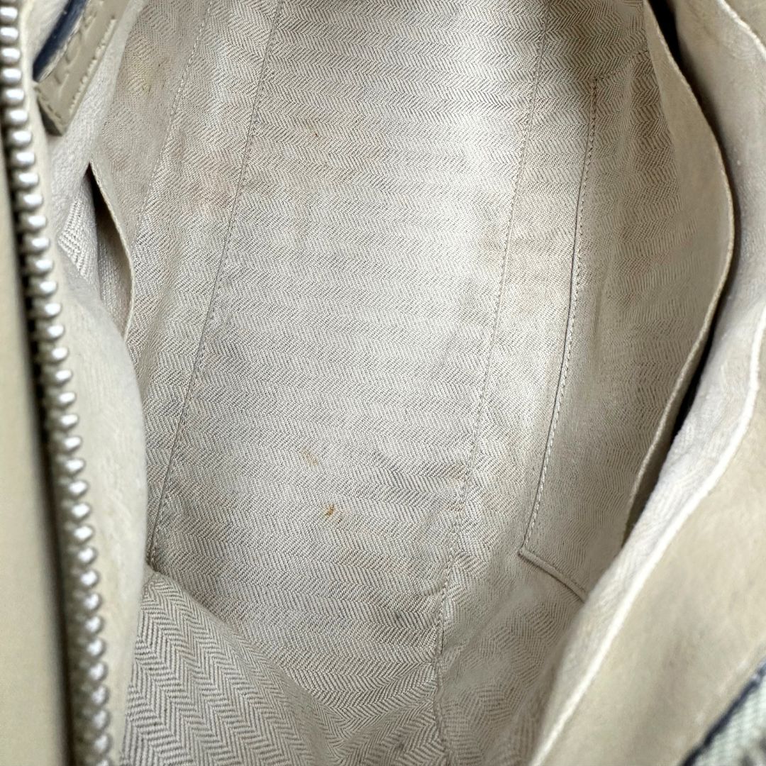 interno   Borsa Loewe in pelle beige con parti metalliche argentate; munita di un manico singolo e una tracolla amovibile. Completa di dustbag, di lusso, originale, ottime condizioni, usata.
