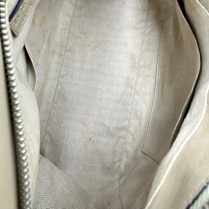 interno   Borsa Loewe in pelle beige con parti metalliche argentate; munita di un manico singolo e una tracolla amovibile. Completa di dustbag, di lusso, originale, ottime condizioni, usata.