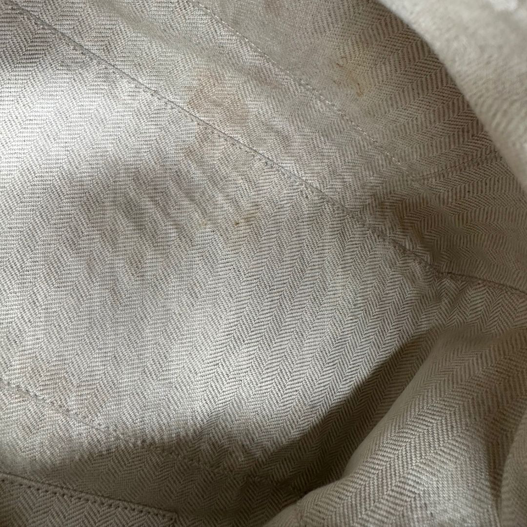 interno   Borsa Loewe in pelle beige con parti metalliche argentate; munita di un manico singolo e una tracolla amovibile. Completa di dustbag, di lusso, originale, ottime condizioni, usata.