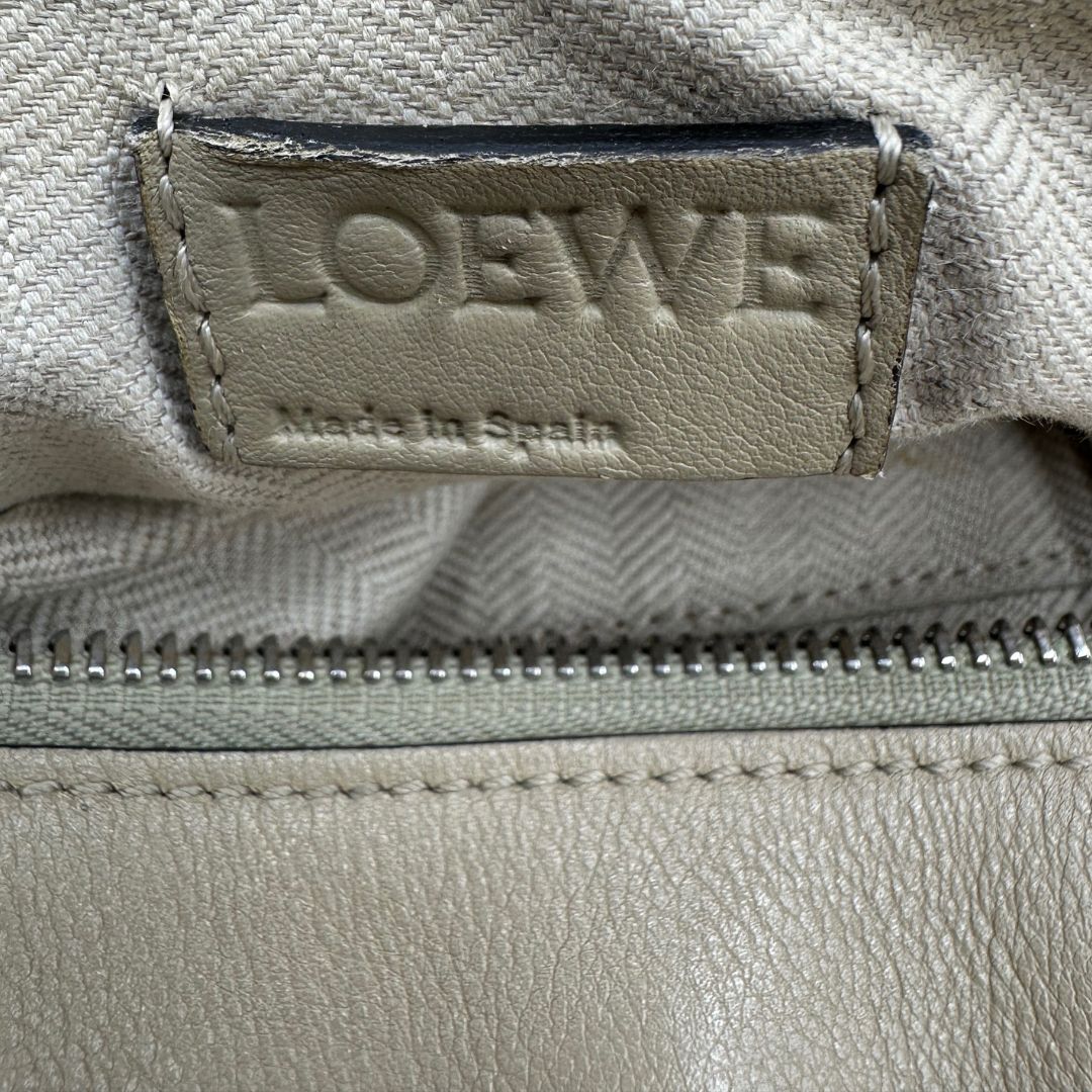 interno   Borsa Loewe in pelle beige con parti metalliche argentate; munita di un manico singolo e una tracolla amovibile. Completa di dustbag, di lusso, originale, ottime condizioni, usata.