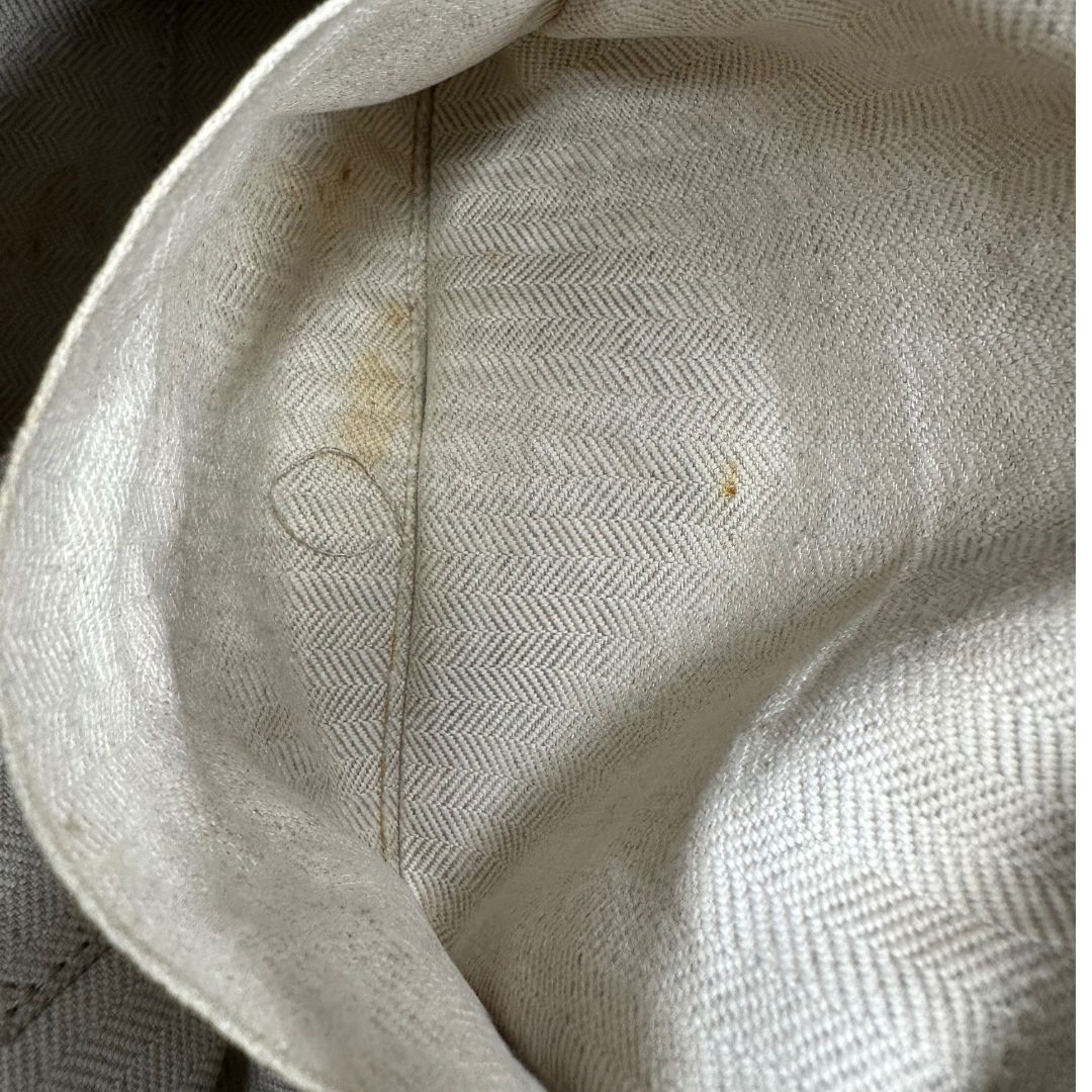 interno   Borsa Loewe in pelle beige con parti metalliche argentate; munita di un manico singolo e una tracolla amovibile. Completa di dustbag, di lusso, originale, ottime condizioni, usata.