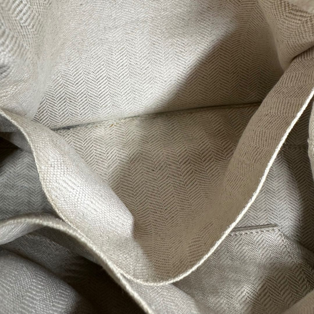 interno   Borsa Loewe in pelle beige con parti metalliche argentate; munita di un manico singolo e una tracolla amovibile. Completa di dustbag, di lusso, originale, ottime condizioni, usata.