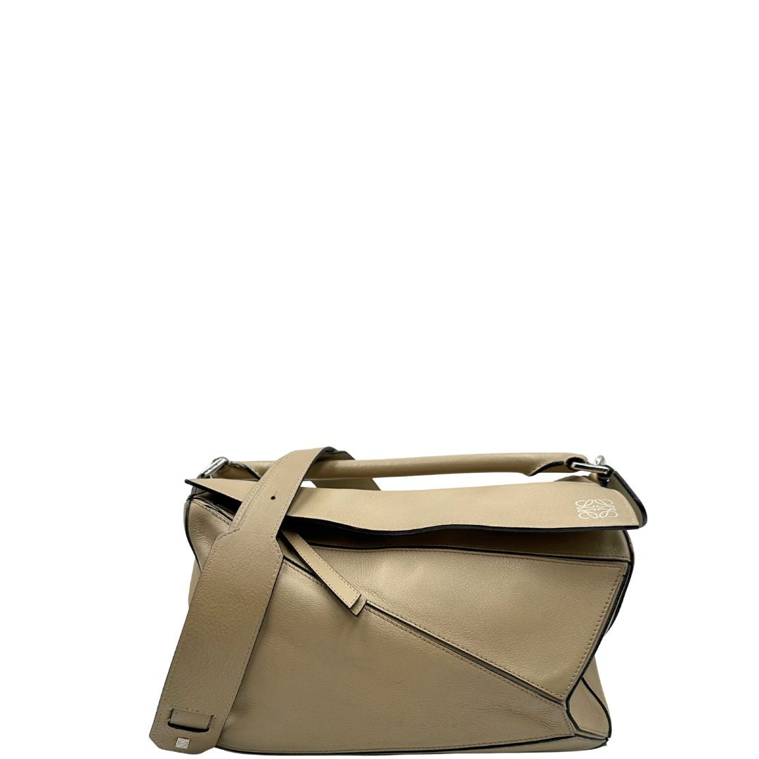 front  Borsa Loewe in pelle beige con parti metalliche argentate; munita di un manico singolo e una tracolla amovibile. Completa di dustbag, di lusso, originale, ottime condizioni, usata. 
