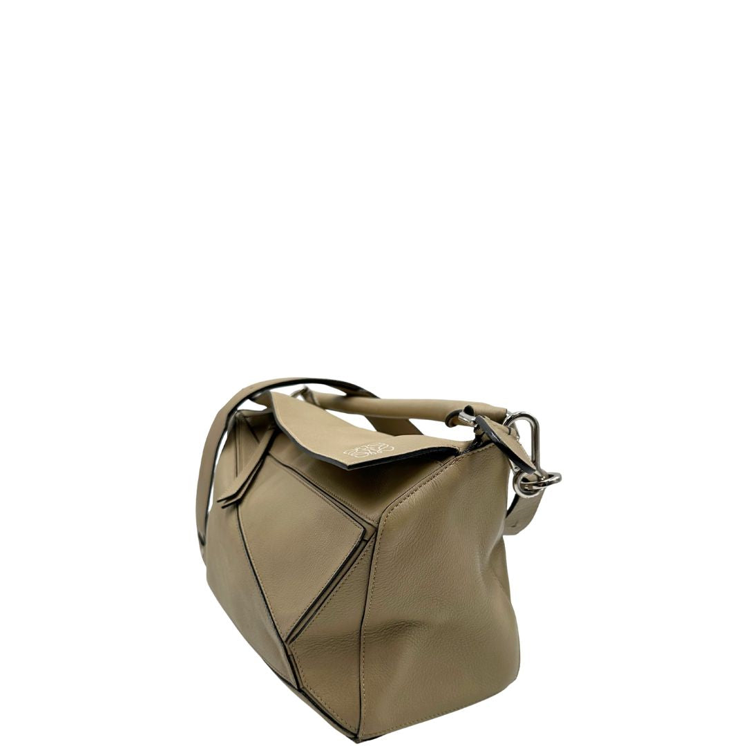 lato  Borsa Loewe in pelle beige con parti metalliche argentate; munita di un manico singolo e una tracolla amovibile. Completa di dustbag, di lusso, originale, ottime condizioni, usata. 