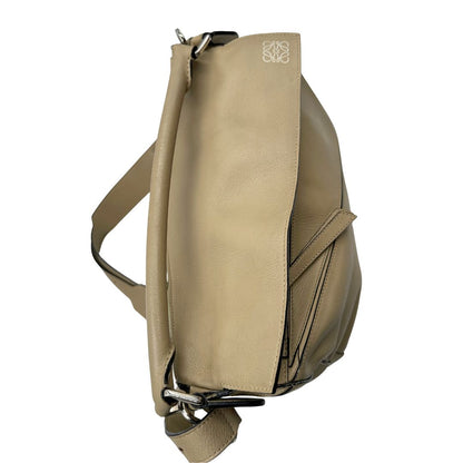  Borsa Loewe in pelle beige con parti metalliche argentate; munita di un manico singolo e una tracolla amovibile. Completa di dustbag, di lusso, originale, ottime condizioni, usata. 