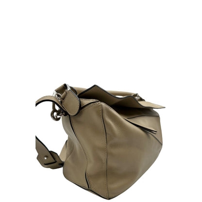lato  Borsa Loewe in pelle beige con parti metalliche argentate; munita di un manico singolo e una tracolla amovibile. Completa di dustbag, di lusso, originale, ottime condizioni, usata. 