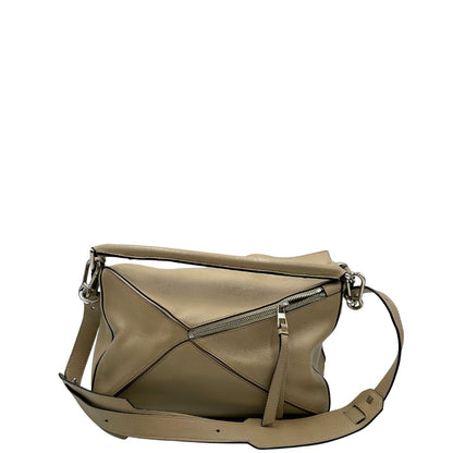 retro  Borsa Loewe in pelle beige con parti metalliche argentate; munita di un manico singolo e una tracolla amovibile. Completa di dustbag, di lusso, originale, ottime condizioni, usata. 