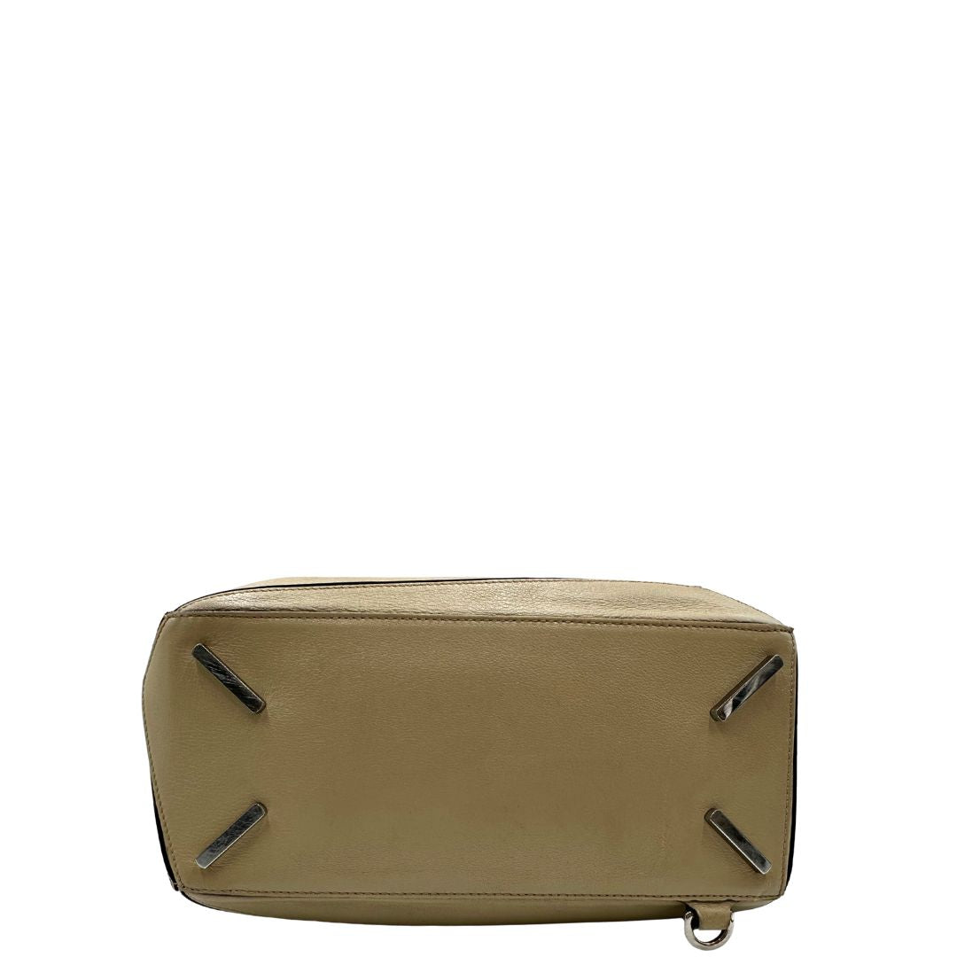 base  Borsa Loewe in pelle beige con parti metalliche argentate; munita di un manico singolo e una tracolla amovibile. Completa di dustbag, di lusso, originale, ottime condizioni, usata. 