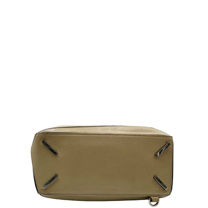 base  Borsa Loewe in pelle beige con parti metalliche argentate; munita di un manico singolo e una tracolla amovibile. Completa di dustbag, di lusso, originale, ottime condizioni, usata. 