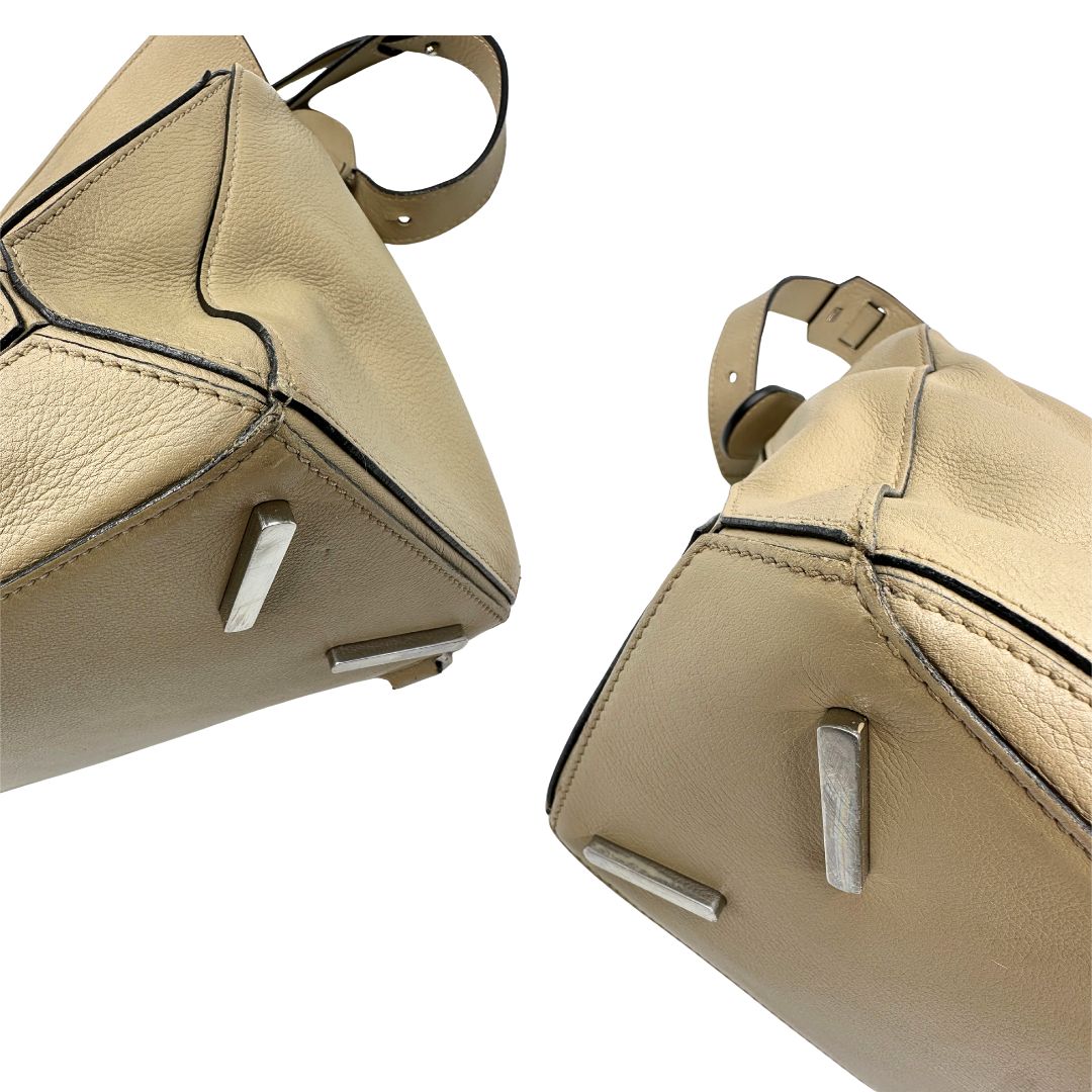 angoli  Borsa Loewe in pelle beige con parti metalliche argentate; munita di un manico singolo e una tracolla amovibile. Completa di dustbag, di lusso, originale, ottime condizioni, usata. 