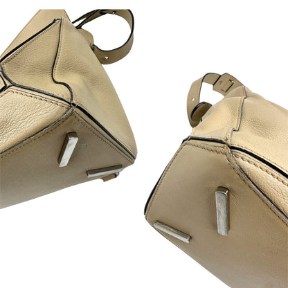 angoli  Borsa Loewe in pelle beige con parti metalliche argentate; munita di un manico singolo e una tracolla amovibile. Completa di dustbag, di lusso, originale, ottime condizioni, usata. 