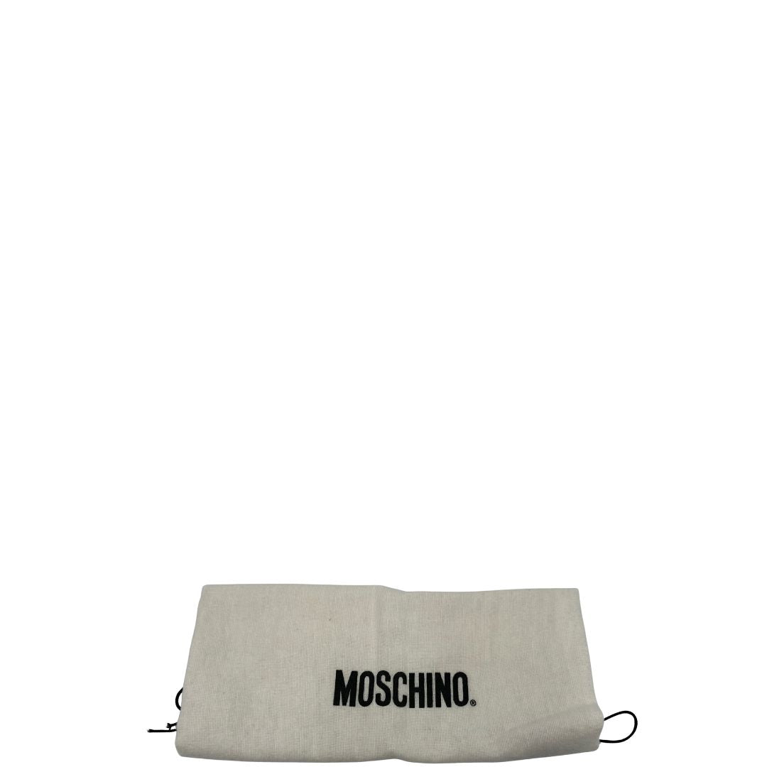 dustbag Pochette Moschino in ecopelle color testa di moro con parti metalliche argentate; munita di un polsino, da portare a mano. Completa di dustbag, di lusso, originale, ottime condizioni, usata.