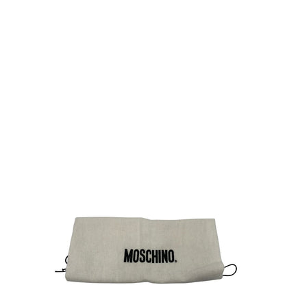 dustbag Pochette Moschino in ecopelle color testa di moro con parti metalliche argentate; munita di un polsino, da portare a mano. Completa di dustbag, di lusso, originale, ottime condizioni, usata.
