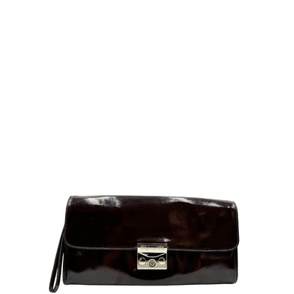 front Pochette Moschino in ecopelle color testa di moro con parti metalliche argentate; munita di un polsino, da portare a mano. Completa di dustbag, di lusso, originale, ottime condizioni, usata. 