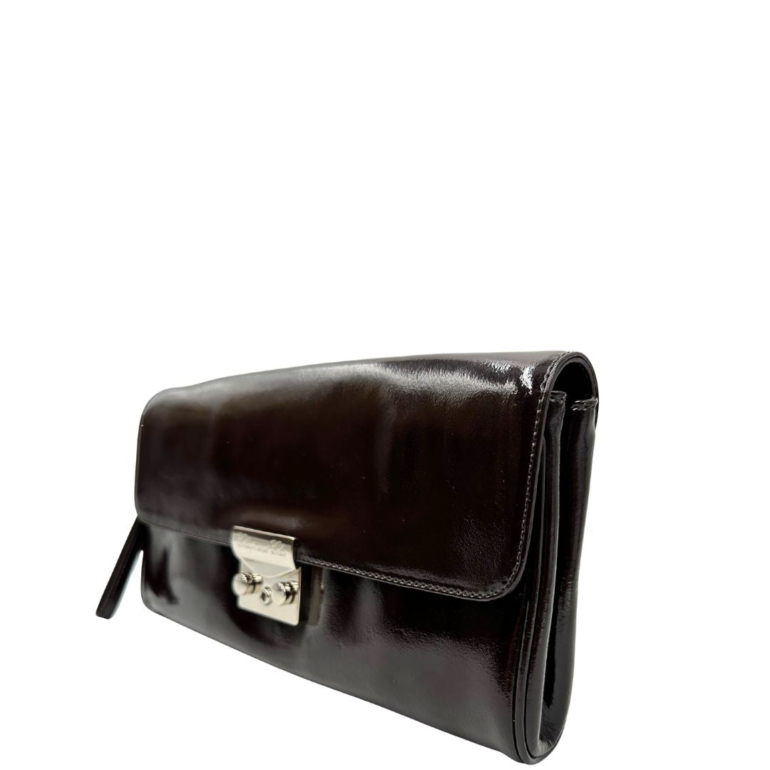 lato Pochette Moschino in ecopelle color testa di moro con parti metalliche argentate; munita di un polsino, da portare a mano. Completa di dustbag, di lusso, originale, ottime condizioni, usata.