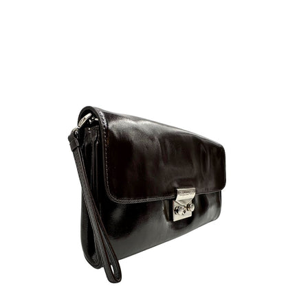 lato Pochette Moschino in ecopelle color testa di moro con parti metalliche argentate; munita di un polsino, da portare a mano. Completa di dustbag, di lusso, originale, ottime condizioni, usata. 