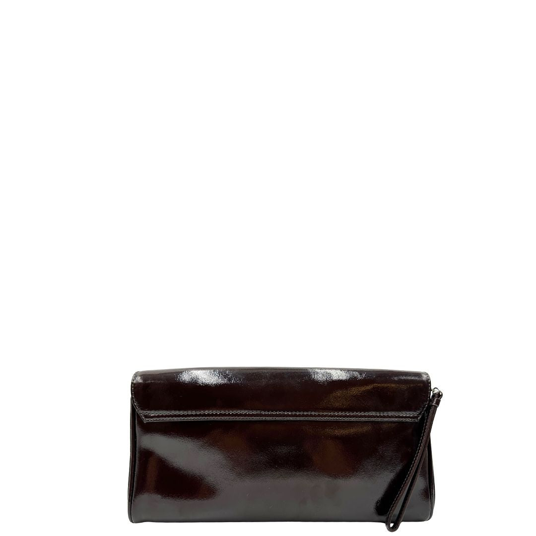 retro Pochette Moschino in ecopelle color testa di moro con parti metalliche argentate; munita di un polsino, da portare a mano. Completa di dustbag, di lusso, originale, ottime condizioni, usata. 