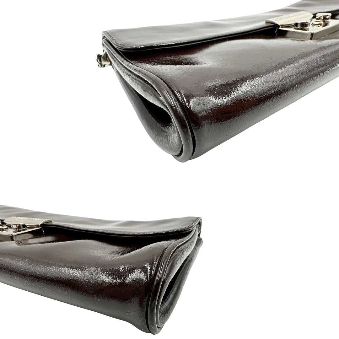 angoli Pochette Moschino in ecopelle color testa di moro con parti metalliche argentate; munita di un polsino, da portare a mano. Completa di dustbag, di lusso, originale, ottime condizioni, usata. 