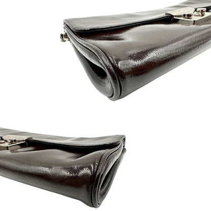 angoli Pochette Moschino in ecopelle color testa di moro con parti metalliche argentate; munita di un polsino, da portare a mano. Completa di dustbag, di lusso, originale, ottime condizioni, usata. 