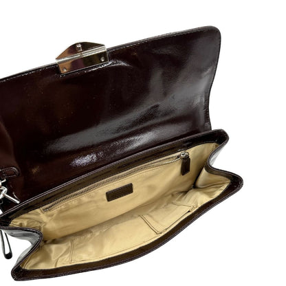 interno Pochette Moschino in ecopelle color testa di moro con parti metalliche argentate; munita di un polsino, da portare a mano. Completa di dustbag, di lusso, originale, ottime condizioni, usata. 