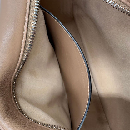 interno Borsa Gucci in pelle matelassè rosa con parti metalliche argentate e doppia G sul front; munita di una tracolla amovibile, di lusso, originale, ottime condizioni, usata. 