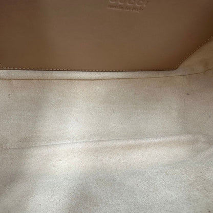 interno Borsa Gucci in pelle matelassè rosa con parti metalliche argentate e doppia G sul front; munita di una tracolla amovibile, di lusso, originale, ottime condizioni, usata. 