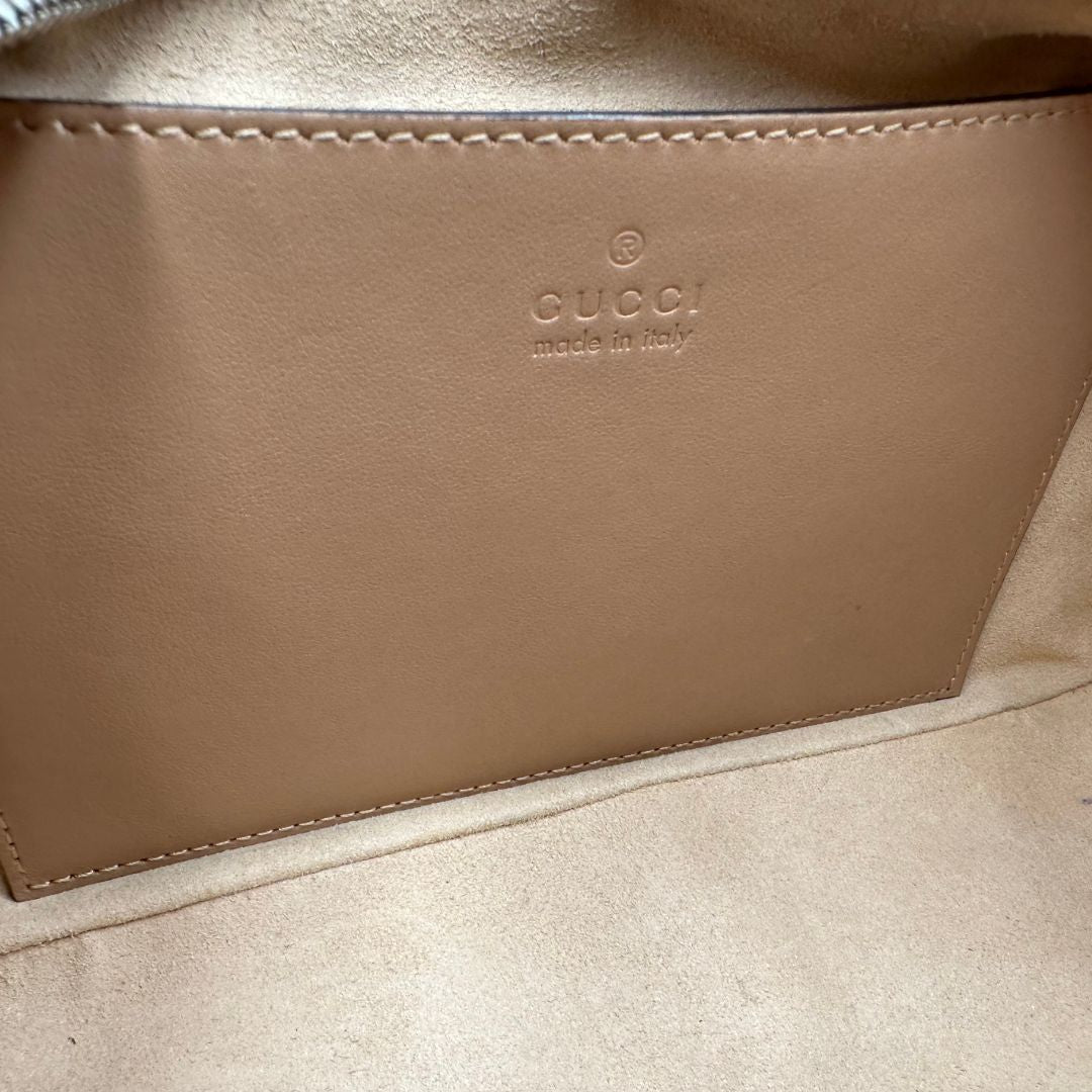 interno Borsa Gucci in pelle matelassè rosa con parti metalliche argentate e doppia G sul front; munita di una tracolla amovibile, di lusso, originale, ottime condizioni, usata. 