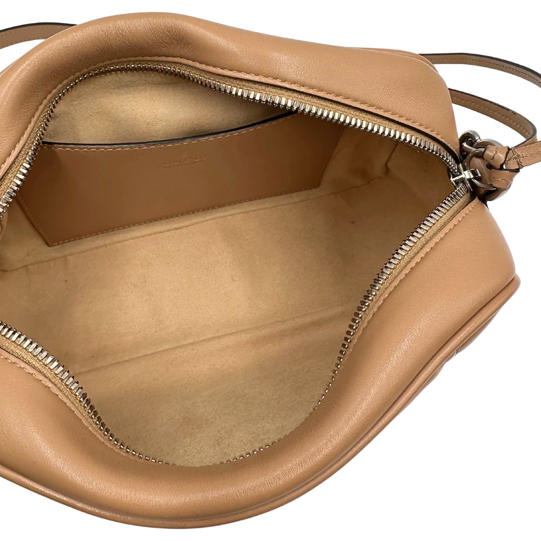 interno Borsa Gucci in pelle matelassè rosa con parti metalliche argentate e doppia G sul front; munita di una tracolla amovibile, di lusso, originale, ottime condizioni, usata. 