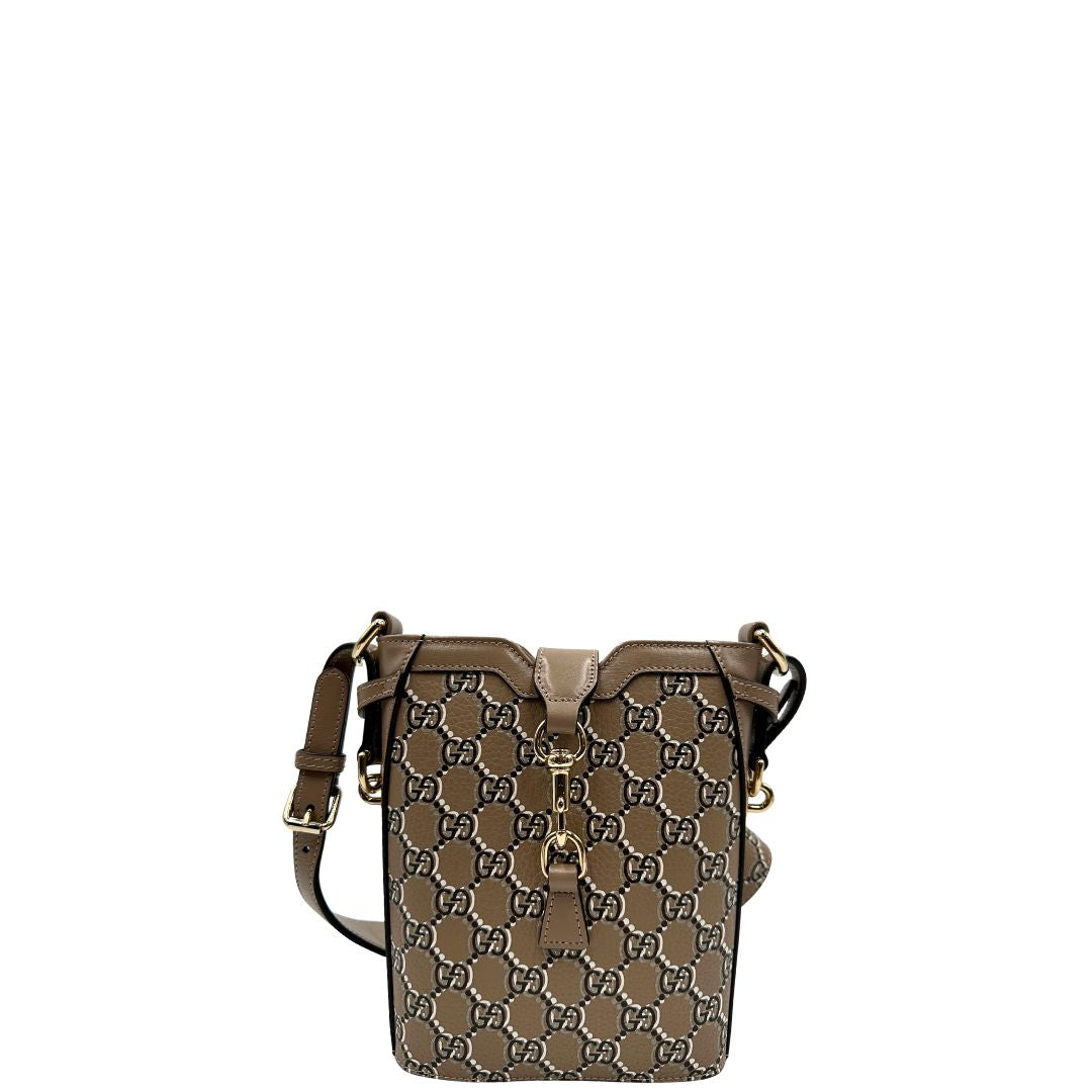 front Borsa Gucci in canvas GG color tortora e parti metalliche dorate; munita di una tracolla leggermente regolabile. Completa di dustbag, di lusso, originale, eccellenti condizioni. 
