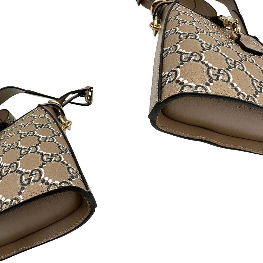 angoli Borsa Gucci in canvas GG color tortora e parti metalliche dorate; munita di una tracolla leggermente regolabile. Completa di dustbag, di lusso, originale, eccellenti condizioni. 