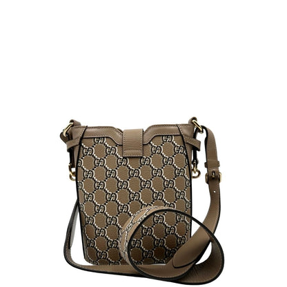 retro Borsa Gucci in canvas GG color tortora e parti metalliche dorate; munita di una tracolla leggermente regolabile. Completa di dustbag, di lusso, originale, eccellenti condizioni. 