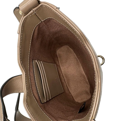 interno Borsa Gucci in canvas GG color tortora e parti metalliche dorate; munita di una tracolla leggermente regolabile. Completa di dustbag, di lusso, originale, eccellenti condizioni. 