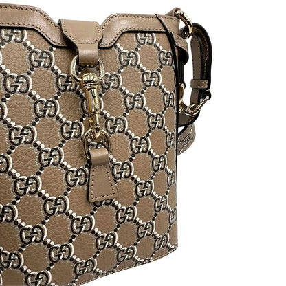 Borsa Gucci in canvas GG color tortora e parti metalliche dorate; munita di una tracolla leggermente regolabile. Completa di dustbag, di lusso, originale, eccellenti condizioni. 